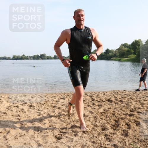 15.06.2025 - 27. Vierlanden-Triathlon Lena Gebhardt http://msf.ph/oto/8047541 15.06.2025 08:48:56 Schwimmen 19, 115, 144 meine-sportfotos.de