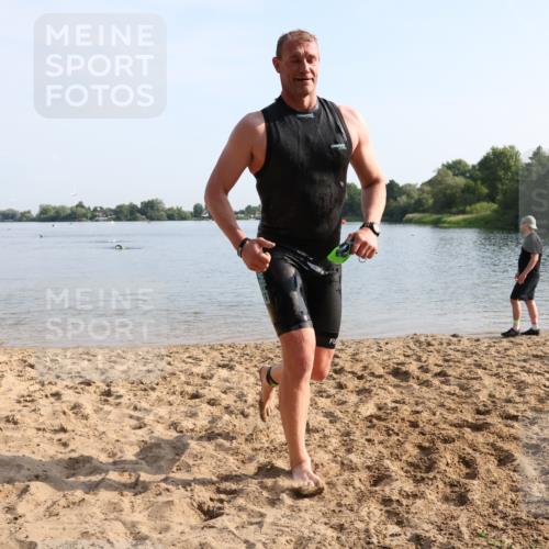 15.06.2025 - 27. Vierlanden-Triathlon Lena Gebhardt http://msf.ph/oto/8047543 15.06.2025 08:48:56 Schwimmen 19, 115, 144 meine-sportfotos.de