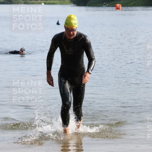15.06.2025 - 27. Vierlanden-Triathlon Lena Gebhardt http://msf.ph/oto/8047548 15.06.2025 08:49:39 Schwimmen 172 meine-sportfotos.de