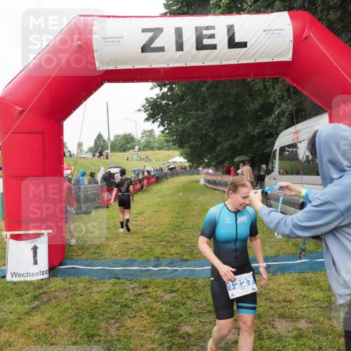 21.06.2025 - 27. Vierlanden-Triathlon MichiJ http://msf.ph/oto/8047553 15.06.2026 14:13:26 Ziel 1227 meine-sportfotos.de