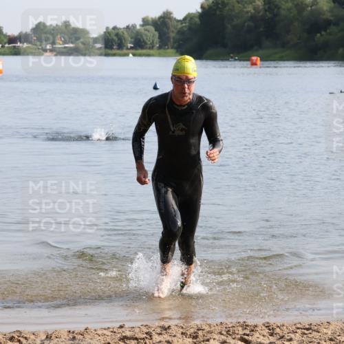15.06.2025 - 27. Vierlanden-Triathlon Lena Gebhardt http://msf.ph/oto/8047554 15.06.2025 08:49:39 Schwimmen 172 meine-sportfotos.de