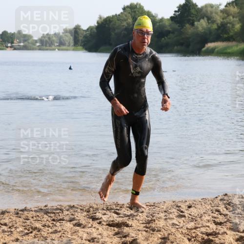 15.06.2025 - 27. Vierlanden-Triathlon Lena Gebhardt http://msf.ph/oto/8047556 15.06.2025 08:49:41 Schwimmen 172 meine-sportfotos.de