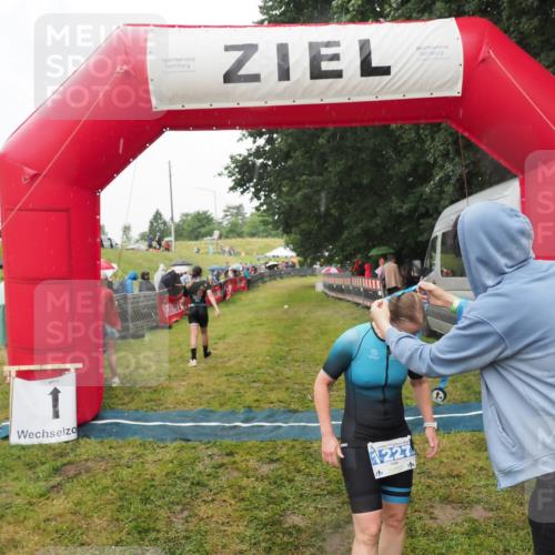 21.06.2025 - 27. Vierlanden-Triathlon MichiJ http://msf.ph/oto/8047557 15.06.2026 14:13:26 Ziel 1227 meine-sportfotos.de