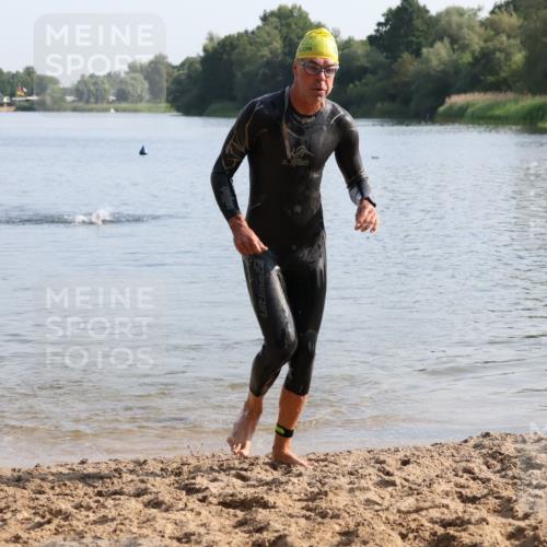 15.06.2025 - 27. Vierlanden-Triathlon Lena Gebhardt http://msf.ph/oto/8047558 15.06.2025 08:49:41 Schwimmen 172 meine-sportfotos.de