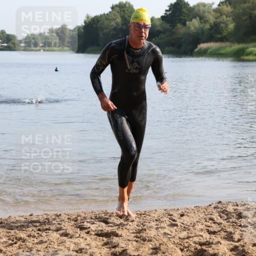 15.06.2025 - 27. Vierlanden-Triathlon Lena Gebhardt http://msf.ph/oto/8047560 15.06.2025 08:49:41 Schwimmen 172 meine-sportfotos.de