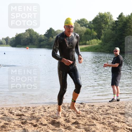 15.06.2025 - 27. Vierlanden-Triathlon Lena Gebhardt http://msf.ph/oto/8047562 15.06.2025 08:49:42 Schwimmen 172 meine-sportfotos.de