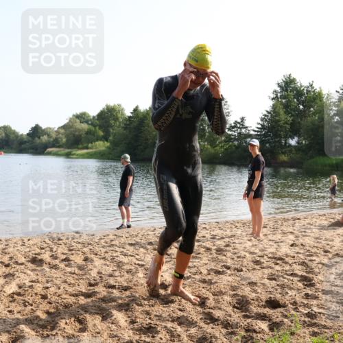 15.06.2025 - 27. Vierlanden-Triathlon Lena Gebhardt http://msf.ph/oto/8047570 15.06.2025 08:49:44 Schwimmen 172 meine-sportfotos.de