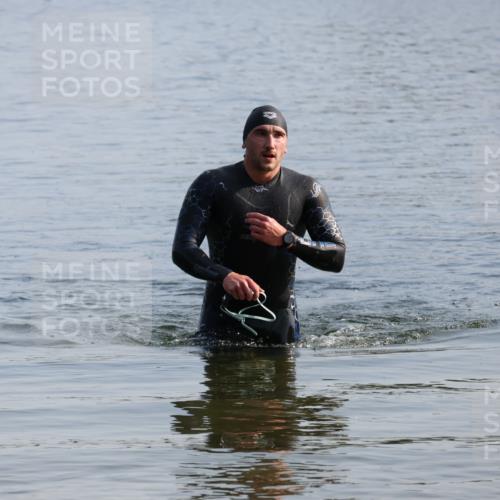 15.06.2025 - 27. Vierlanden-Triathlon Lena Gebhardt http://msf.ph/oto/8047572 15.06.2025 08:50:01 Schwimmen 68 meine-sportfotos.de