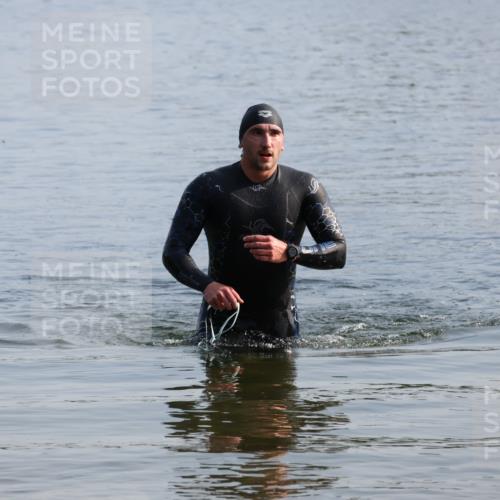 15.06.2025 - 27. Vierlanden-Triathlon Lena Gebhardt http://msf.ph/oto/8047574 15.06.2025 08:50:02 Schwimmen 68 meine-sportfotos.de