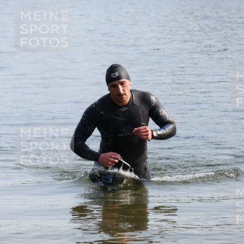 15.06.2025 - 27. Vierlanden-Triathlon Lena Gebhardt http://msf.ph/oto/8047576 15.06.2025 08:50:03 Schwimmen 68 meine-sportfotos.de