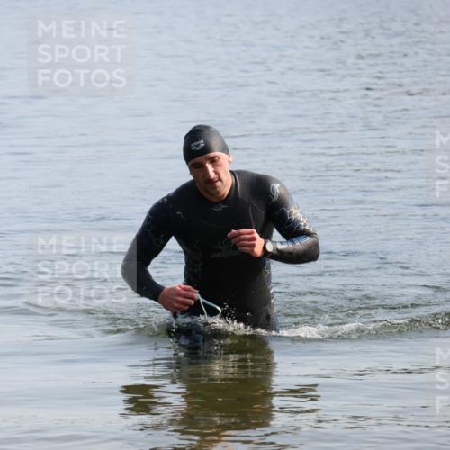 15.06.2025 - 27. Vierlanden-Triathlon Lena Gebhardt http://msf.ph/oto/8047578 15.06.2025 08:50:03 Schwimmen 68 meine-sportfotos.de