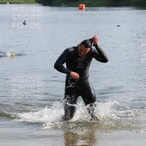 15.06.2025 - 27. Vierlanden-Triathlon Lena Gebhardt http://msf.ph/oto/8047580 15.06.2025 08:50:05 Schwimmen 68 meine-sportfotos.de