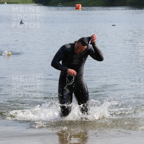 15.06.2025 - 27. Vierlanden-Triathlon Lena Gebhardt http://msf.ph/oto/8047582 15.06.2025 08:50:05 Schwimmen 68 meine-sportfotos.de