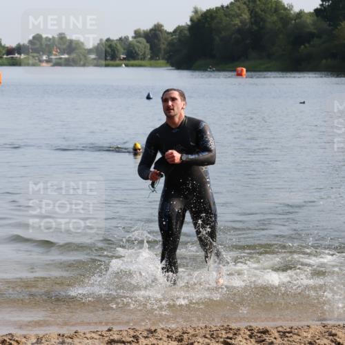 15.06.2025 - 27. Vierlanden-Triathlon Lena Gebhardt http://msf.ph/oto/8047584 15.06.2025 08:50:07 Schwimmen 68 meine-sportfotos.de