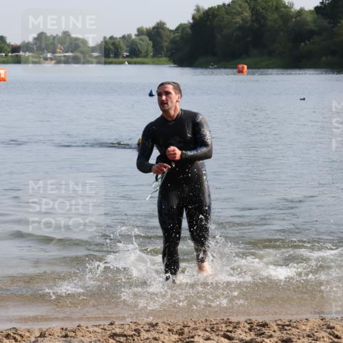 15.06.2025 - 27. Vierlanden-Triathlon Lena Gebhardt http://msf.ph/oto/8047586 15.06.2025 08:50:07 Schwimmen 68 meine-sportfotos.de
