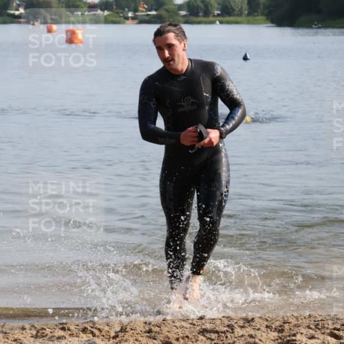 15.06.2025 - 27. Vierlanden-Triathlon Lena Gebhardt http://msf.ph/oto/8047588 15.06.2025 08:50:08 Schwimmen 68 meine-sportfotos.de