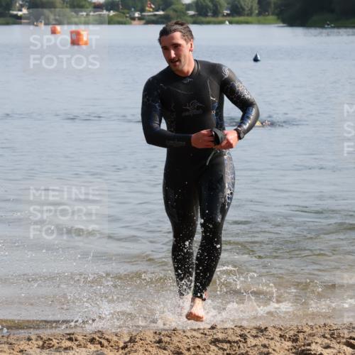 15.06.2025 - 27. Vierlanden-Triathlon Lena Gebhardt http://msf.ph/oto/8047589 15.06.2025 08:50:08 Schwimmen 68 meine-sportfotos.de