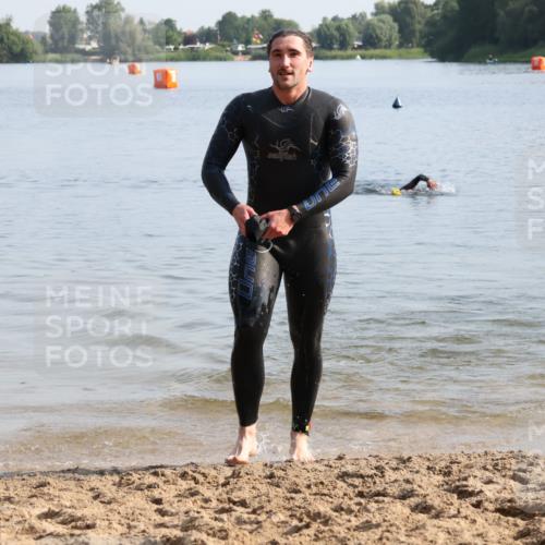 15.06.2025 - 27. Vierlanden-Triathlon Lena Gebhardt http://msf.ph/oto/8047591 15.06.2025 08:50:08 Schwimmen 68 meine-sportfotos.de