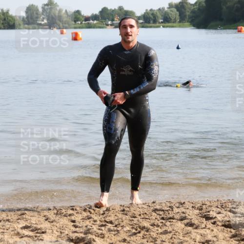15.06.2025 - 27. Vierlanden-Triathlon Lena Gebhardt http://msf.ph/oto/8047593 15.06.2025 08:50:08 Schwimmen 68 meine-sportfotos.de