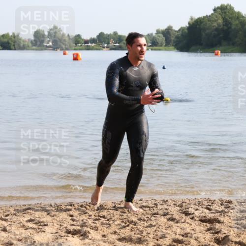15.06.2025 - 27. Vierlanden-Triathlon Lena Gebhardt http://msf.ph/oto/8047595 15.06.2025 08:50:09 Schwimmen 68 meine-sportfotos.de