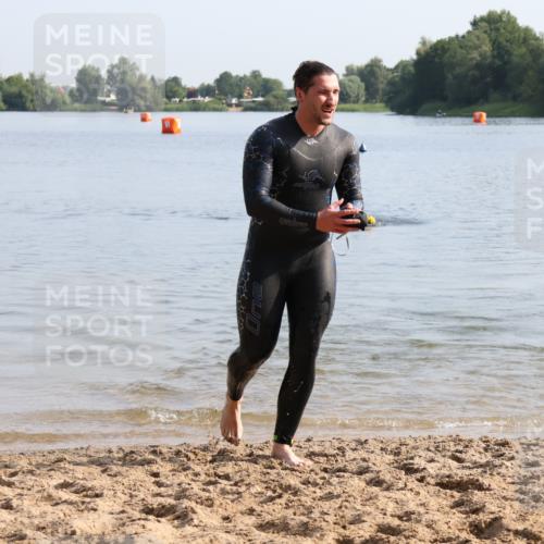 15.06.2025 - 27. Vierlanden-Triathlon Lena Gebhardt http://msf.ph/oto/8047597 15.06.2025 08:50:09 Schwimmen 68 meine-sportfotos.de