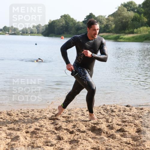 15.06.2025 - 27. Vierlanden-Triathlon Lena Gebhardt http://msf.ph/oto/8047598 15.06.2025 08:50:10 Schwimmen 68 meine-sportfotos.de