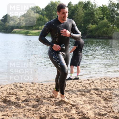 15.06.2025 - 27. Vierlanden-Triathlon Lena Gebhardt http://msf.ph/oto/8047602 15.06.2025 08:50:11 Schwimmen 68 meine-sportfotos.de