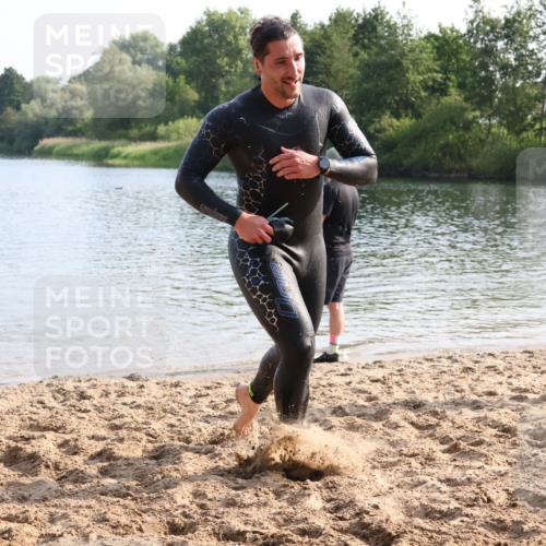 15.06.2025 - 27. Vierlanden-Triathlon Lena Gebhardt http://msf.ph/oto/8047604 15.06.2025 08:50:11 Schwimmen 68 meine-sportfotos.de