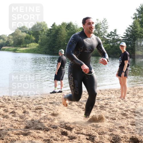 15.06.2025 - 27. Vierlanden-Triathlon Lena Gebhardt http://msf.ph/oto/8047606 15.06.2025 08:50:11 Schwimmen 68 meine-sportfotos.de