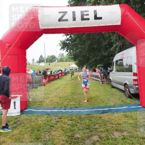 21.06.2025 - 27. Vierlanden-Triathlon MichiJ http://msf.ph/oto/8047607 15.06.2026 14:13:55 Ziel 1284 meine-sportfotos.de