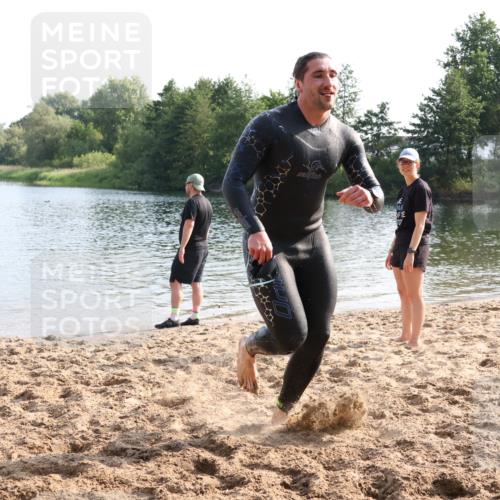 15.06.2025 - 27. Vierlanden-Triathlon Lena Gebhardt http://msf.ph/oto/8047608 15.06.2025 08:50:11 Schwimmen 68 meine-sportfotos.de
