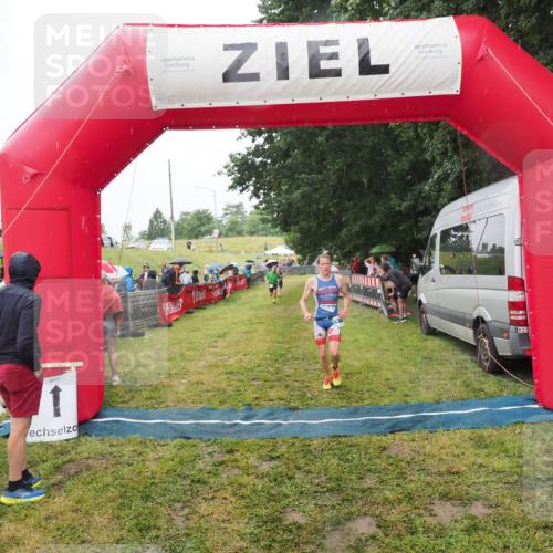 21.06.2025 - 27. Vierlanden-Triathlon MichiJ http://msf.ph/oto/8047609 15.06.2026 14:13:56 Ziel 1284 meine-sportfotos.de