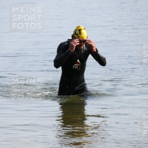 15.06.2025 - 27. Vierlanden-Triathlon Lena Gebhardt http://msf.ph/oto/8047612 15.06.2025 08:50:25 Schwimmen 143 meine-sportfotos.de