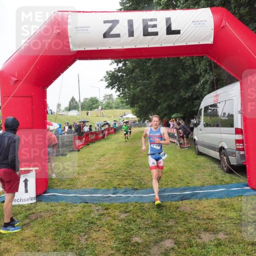 21.06.2025 - 27. Vierlanden-Triathlon MichiJ http://msf.ph/oto/8047613 15.06.2026 14:13:56 Ziel 1284 meine-sportfotos.de