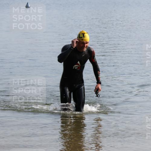 15.06.2025 - 27. Vierlanden-Triathlon Lena Gebhardt http://msf.ph/oto/8047617 15.06.2025 08:50:28 Schwimmen 143 meine-sportfotos.de