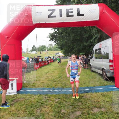 21.06.2025 - 27. Vierlanden-Triathlon MichiJ http://msf.ph/oto/8047618 15.06.2026 14:13:56 Ziel 1284 meine-sportfotos.de