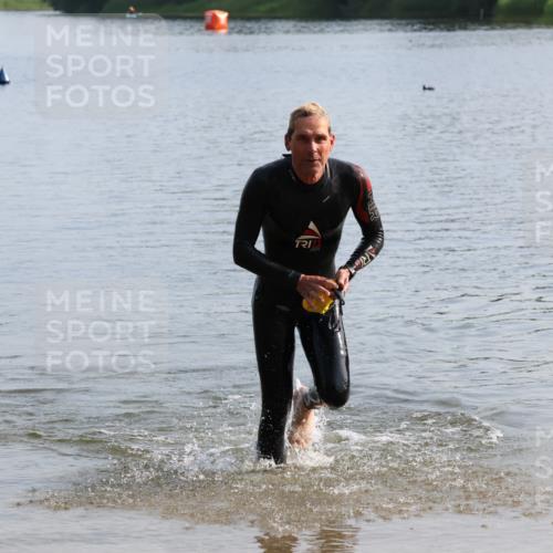 15.06.2025 - 27. Vierlanden-Triathlon Lena Gebhardt http://msf.ph/oto/8047621 15.06.2025 08:50:30 Schwimmen 143 meine-sportfotos.de