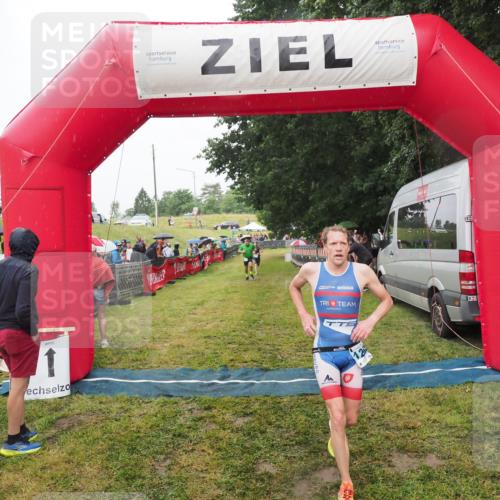 21.06.2025 - 27. Vierlanden-Triathlon MichiJ http://msf.ph/oto/8047622 15.06.2026 14:13:57 Ziel 826, 1170, 1284 meine-sportfotos.de