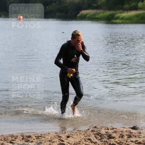 15.06.2025 - 27. Vierlanden-Triathlon Lena Gebhardt http://msf.ph/oto/8047623 15.06.2025 08:50:31 Schwimmen 143 meine-sportfotos.de