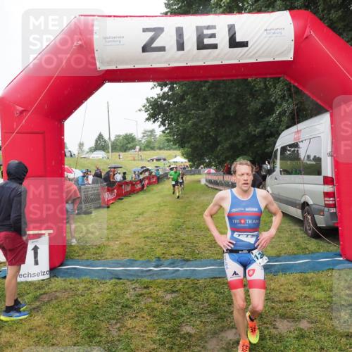 21.06.2025 - 27. Vierlanden-Triathlon MichiJ http://msf.ph/oto/8047624 15.06.2026 14:13:57 Ziel 826, 1170, 1284 meine-sportfotos.de