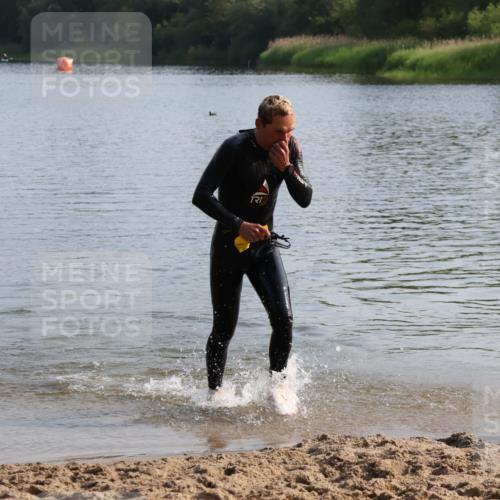 15.06.2025 - 27. Vierlanden-Triathlon Lena Gebhardt http://msf.ph/oto/8047625 15.06.2025 08:50:31 Schwimmen 143 meine-sportfotos.de