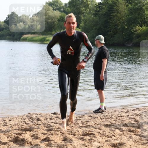 15.06.2025 - 27. Vierlanden-Triathlon Lena Gebhardt http://msf.ph/oto/8047630 15.06.2025 08:50:34 Schwimmen 143 meine-sportfotos.de
