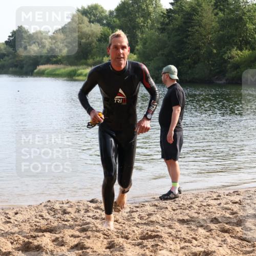 15.06.2025 - 27. Vierlanden-Triathlon Lena Gebhardt http://msf.ph/oto/8047632 15.06.2025 08:50:34 Schwimmen 143 meine-sportfotos.de