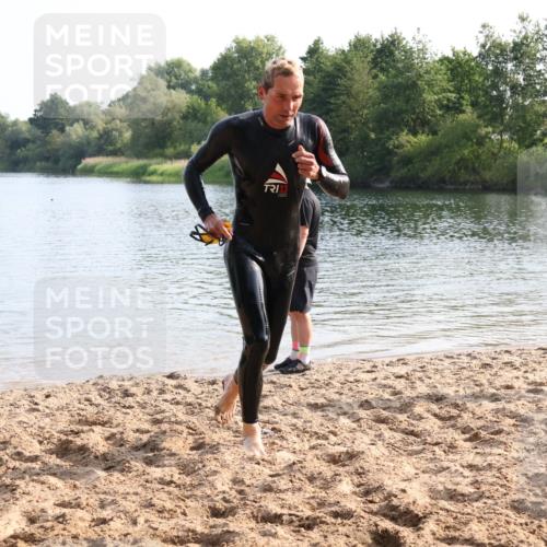 15.06.2025 - 27. Vierlanden-Triathlon Lena Gebhardt http://msf.ph/oto/8047636 15.06.2025 08:50:35 Schwimmen 143 meine-sportfotos.de