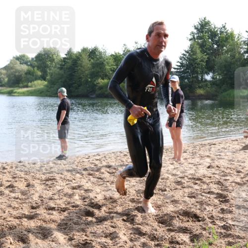 15.06.2025 - 27. Vierlanden-Triathlon Lena Gebhardt http://msf.ph/oto/8047638 15.06.2025 08:50:36 Schwimmen 143 meine-sportfotos.de