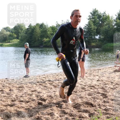 15.06.2025 - 27. Vierlanden-Triathlon Lena Gebhardt http://msf.ph/oto/8047640 15.06.2025 08:50:36 Schwimmen 143 meine-sportfotos.de