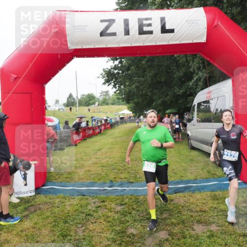 21.06.2025 - 27. Vierlanden-Triathlon MichiJ http://msf.ph/oto/8047648 15.06.2026 14:14:01 Ziel 826, 1170, 1284 meine-sportfotos.de