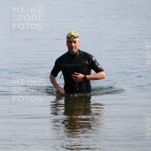 15.06.2025 - 27. Vierlanden-Triathlon Lena Gebhardt http://msf.ph/oto/8047650 15.06.2025 08:51:02 Schwimmen 90 meine-sportfotos.de