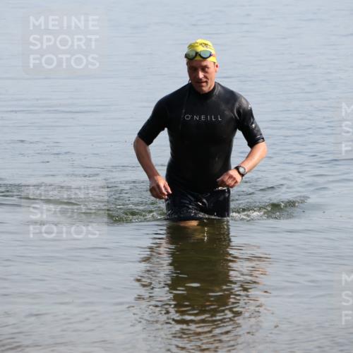 15.06.2025 - 27. Vierlanden-Triathlon Lena Gebhardt http://msf.ph/oto/8047652 15.06.2025 08:51:04 Schwimmen 90 meine-sportfotos.de