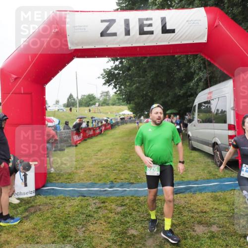 21.06.2025 - 27. Vierlanden-Triathlon MichiJ http://msf.ph/oto/8047653 15.06.2026 14:14:02 Ziel 826, 1170, 1284 meine-sportfotos.de
